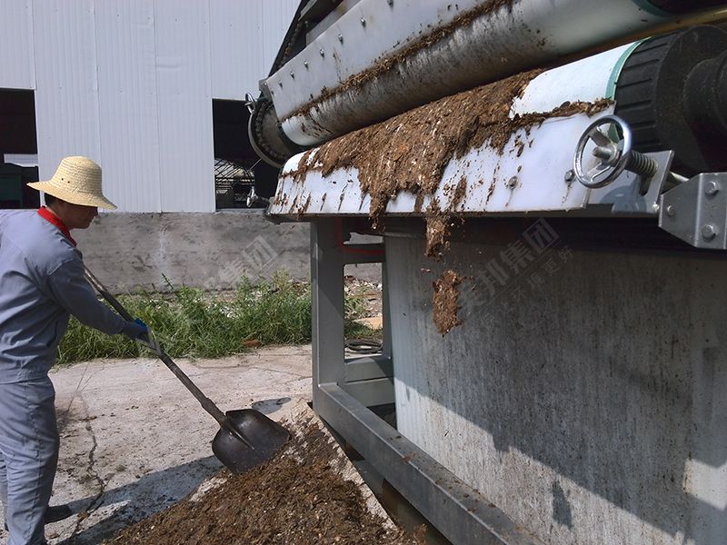 中药渣用美邦带式压榨机脱水效果
