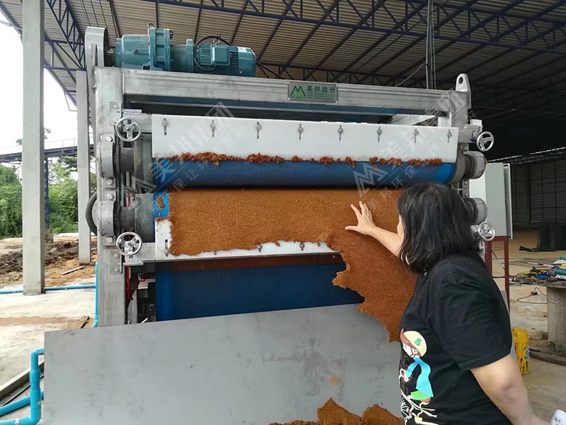 泰国客户使用美邦带式压榨机处理椰糠脱水