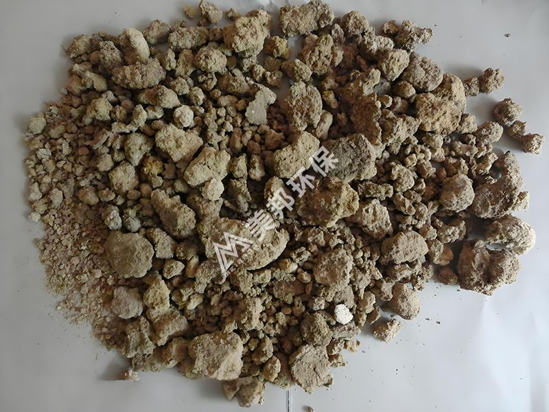 经过带式压榨脱水机处理后的土豆渣加工成饲料