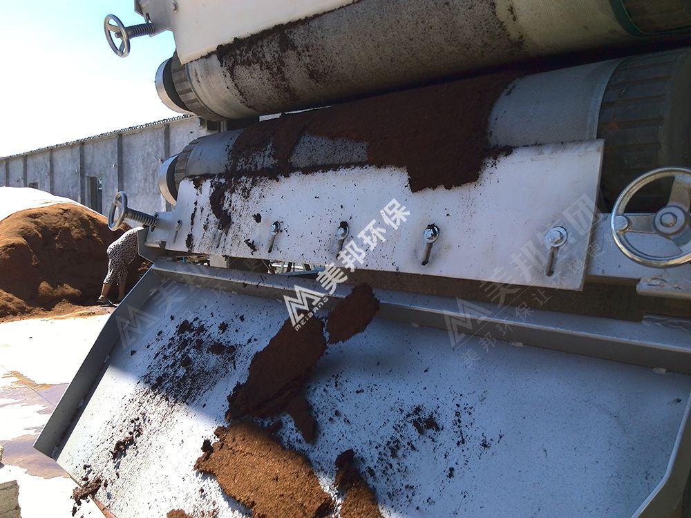 美邦高压多辊压榨机处理后的椰糠