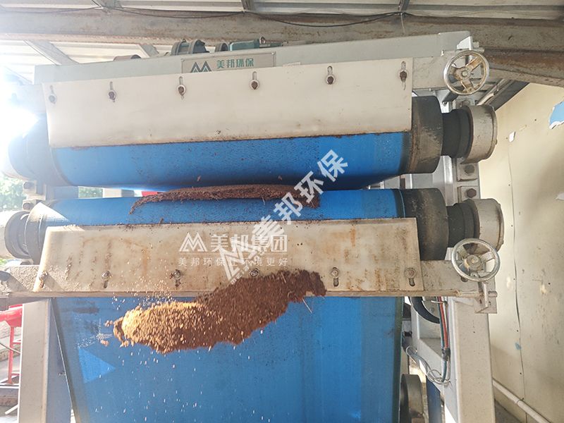 美邦高压对辊压榨机进行椰糠脱水